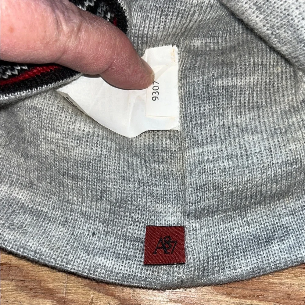 Aeropostale Black and Red Nordic‎ Patterned Beanie EUC